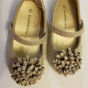 💕Gold Toddler Shoes Size 6 !